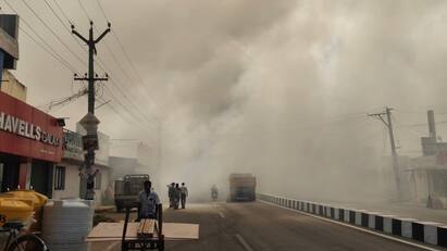 Tirupathur news fire broke out in a municipal-owned garbage dump - TNN குப்பை கிடங்கில் தீ வைத்த மர்ம நபர் புகைமண்டலமாக காட்சியளித்த திருப்பத்தூர்