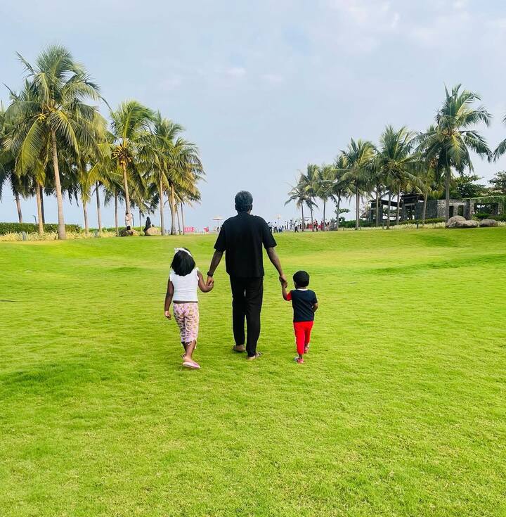 மாரி செல்வராஜின் மனைவி, திவ்யா அவரது சமூக வலைத்தள பக்கங்களில், குடும்பத்துடன் எடுத்த புகைப்படங்களை பதிவிடுவார்.