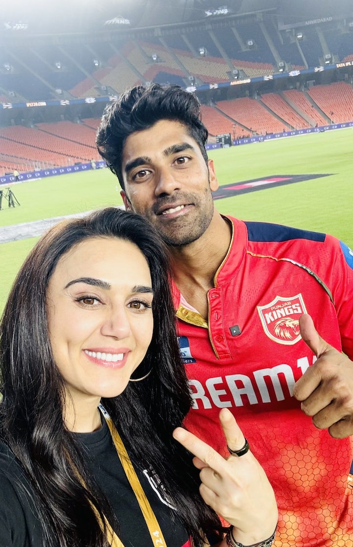 कोण आहे शशांक सिंह?- शशांक सिंह हा मूळचा छत्तीसगडचा खेळाडू आहे. आक्रमक फलंदाजीसाठी त्याची ओळख आहे. शशांक सिंह गोलंदाजी देखील करु शकतो. आयपीएलच्या मिनी ऑक्शनच्या वेळी शशांक सिंहला संधी देण्यात कुठल्याही फ्रँचायजीनं पुढाकार घेतला नव्हता. पंजाब किंग्सनं शशांक सिंहला संघात घेतलं होतं मात्र काही कारणांमुळं त्यांना आपण चुकीच्या खेळाडूला संघात घेतल्याचं वाटलं होतं. काही काळानंतर गैरसमज दूर झाले आणि पंजाबनं शशांक सिंहला संघात घेतल्याचं जाहीर केलं होतं. (Image Credit- IPL)