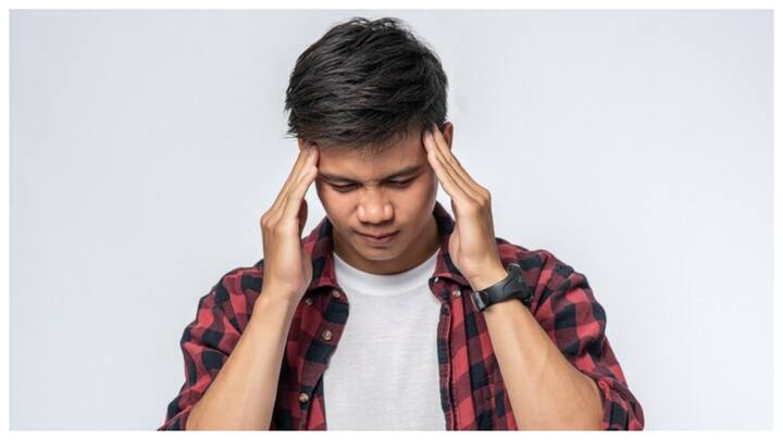 गर्मी का प्रभाव: उच्च तापमान पर सीधे रहने से हमारे शरीर का तापमान बढ़ सकता है, जिससे हीट स्ट्रोक या हीट एक्सहॉस्शन का खतरा बढ़ जाता है. इससे भी सिर में दर्द हो सकता है.