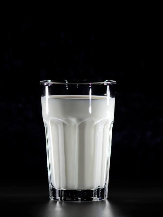 दूध का रंग सफेद ही क्यों होता है?