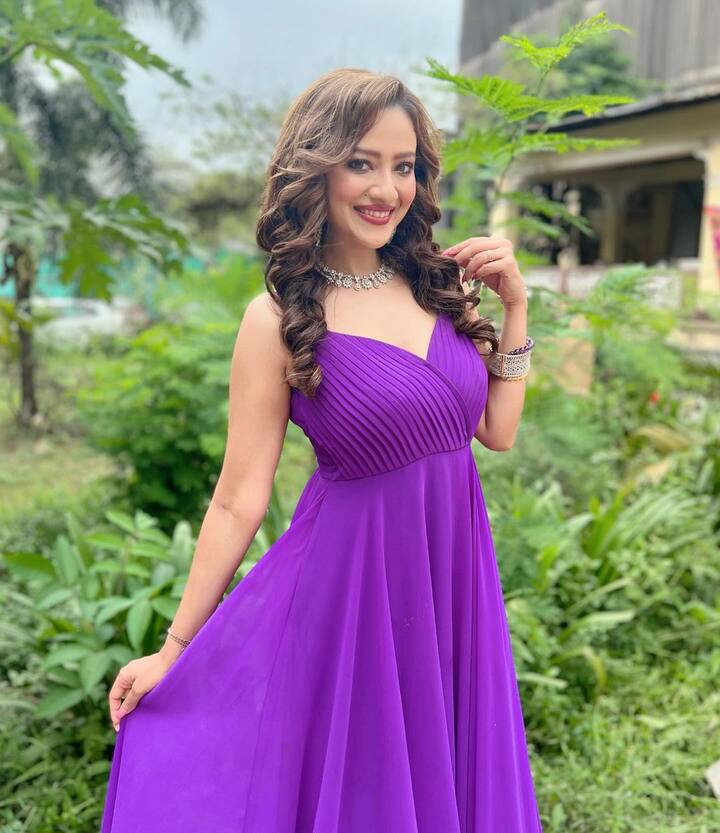 મદાલસા શર્માએ આ ફોટોશુટમાં તેના લુકને લાલ લિપ્સટિક અને કર્લી વાળ સાથે પુરો કર્યો છે.