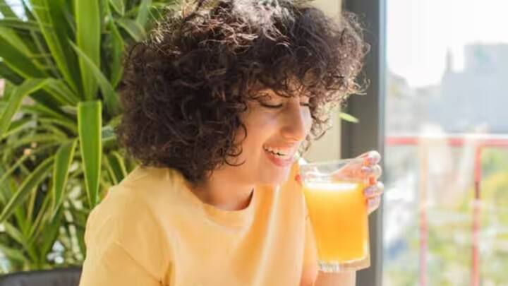 স্বাস্থ্য বিশেষজ্ঞদের মতে, সকালে খালি পেটে ফলের জুস খেলে শরীরে ক্যালোরি উৎপাদন হয়।