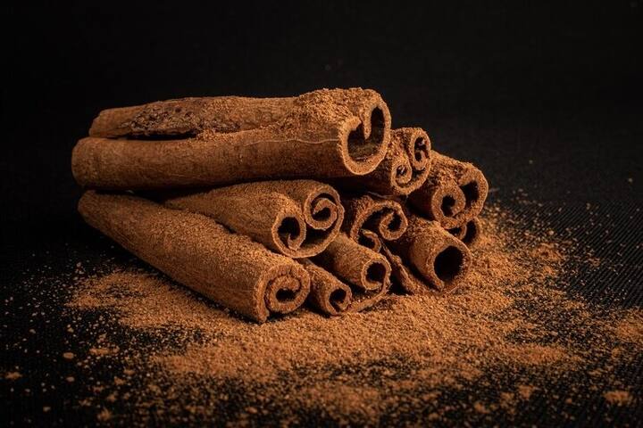 Antioxidant and anti-inflammatory properties are found in cinnamon, which helps a lot in controlling blood sugar.