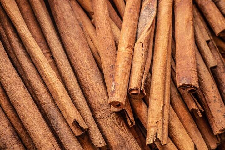 Magnesium, calcium and potassium are also found in cinnamon, which keeps the heartbeat healthy and protects from diseases.