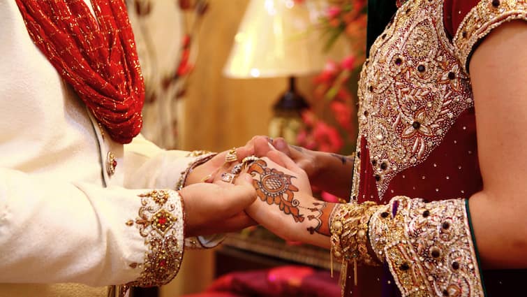 Azamgarh Marriage Broken after Marriage Auspicious Time Passed wedding guests hostage ANN UP News: विवाह मुहूर्त का समय बीत जाने पर तोड़ दी शादी, फिर लड़की पक्ष ने बारातियों को बनाया बंधक!