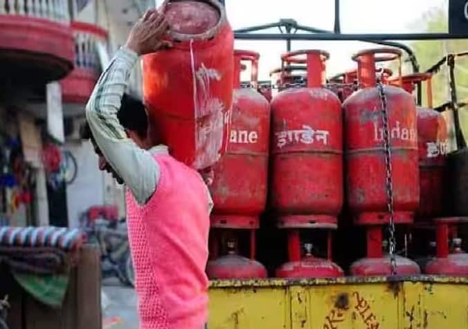1 મેના રોજ એલપીજી ગેસ સિલિન્ડરના ભાવમાં પણ ફેરફાર થઈ શકે છે.