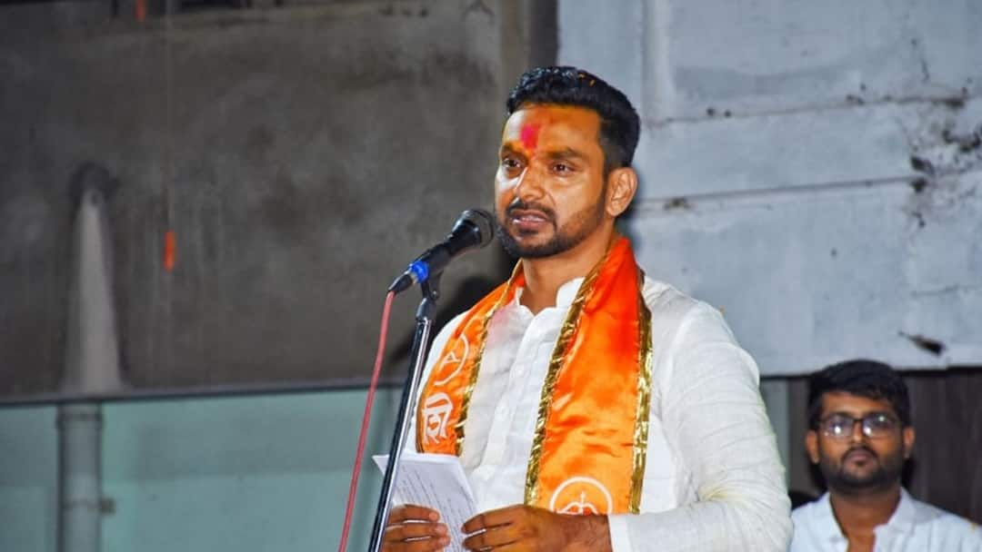 Dhairyasheel Mane says This MP who work of total 8000 crores in two years, I did not cheat with my thoughts, Gaddar nahi khuddar hai hum Kolhapur Meeting Maharashtra Politics Marathi News दोन वर्षात 8 हजार कोटींची काम करणारा हा खासदार, मी विचारांशी प्रतारणा केली नाही, गद्दार नाही खुद्दार है हम : धैर्यशील माने