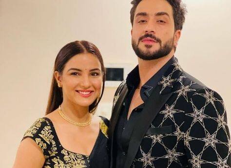 ਹਾਲਾਂਕਿ, ਬਿੱਗ ਬੌਸ 14 ਦੇ ਘਰ ਵਿੱਚ ਰਹਿਣ ਤੋਂ ਬਾਅਦ ਉਹ ਇੱਕ ਦੂਜੇ ਨਾਲ ਪਿਆਰ ਵਿੱਚ ਪੈ ਗਏ ਅਤੇ ਉਦੋਂ ਤੋਂ ਹੀ ਇਕੱਠੇ ਹਨ। ਉਹ ਕਈ ਮਿਊਜ਼ਿਕ ਵੀਡੀਓਜ਼ 'ਚ ਇਕੱਠੇ ਨਜ਼ਰ ਆ ਚੁੱਕੇ ਹਨ ਅਤੇ ਉਨ੍ਹਾਂ ਦੀ ਆਨ-ਸਕਰੀਨ ਕੈਮਿਸਟਰੀ ਉਨ੍ਹਾਂ ਦੇ ਪ੍ਰਸ਼ੰਸਕਾਂ ਨੂੰ ਕਾਫੀ ਪਸੰਦ ਹੈ।