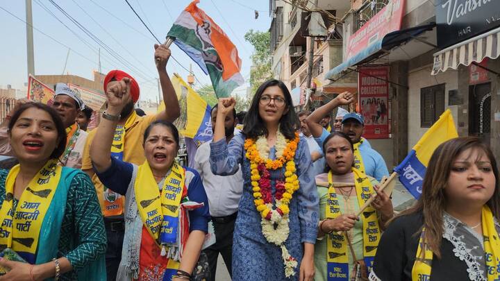 मालीवाल की पदयात्रा में न केवल आप के कार्यकर्ता बल्कि सैकड़ों पुरुष एवं महिलाओं ने भी उनका साथ दिया. इस दौरान उन्होंने लोगों से विभिन्न मुद्दों पर चर्चा की और आम आदमी पार्टी के प्रत्याशी कुलदीप कुमार (मोनू) को वोट करने की अपील की.