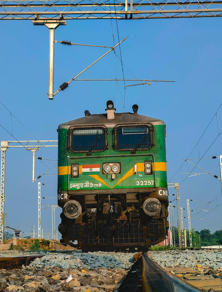 MEMU i.e. Mainline Electric Multiple Unit is generally used for long distance routes.  MEMU trains run on main routes and cover slightly longer distances than sub-urban sections.  Like other trains, MEMU trains have a built-in engine and are powered by overhead power lines (Photo credit: pexels)