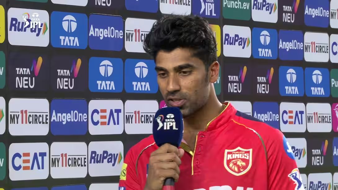 मला यापूर्वी संधी मिळाली नाही- 04 एप्रिल रोजी झालेल्या पंजाब आणि गुजरात विरुद्धच्या सामन्यात देखील शशांकने स्फोटक खेळी केली होती. यानंतर त्याने केलेल्या विधानाची खूप चर्चा झाली. मला यापूर्वी अनेक सामने खेळण्याची संधी मिळाली नाही. शशांक सिंगने स्पष्टपणे सांगितले की, खेळाडू तेव्हाच कामगिरी करू शकतो जेव्हा त्याच्यावर विश्वास दाखवला जातो आणि त्याला संधी दिली जाते, असं शशांक म्हणाला होता. सनरायझर्स हैदराबादने त्याला 2022 मध्ये खेळण्यासाठी जास्त संधी दिली नव्हती.(Image Credit- IPL)