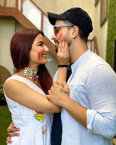 ਆਖਰਕਾਰ, ਜੈਸਮੀਨ ਅਤੇ ਅਲੀ ਨੇ ਰਾਸ਼ਟਰੀ ਟੈਲੀਵਿਜ਼ਨ 'ਤੇ ਇੱਕ ਦੂਜੇ ਲਈ ਆਪਣੇ ਪਿਆਰ ਦਾ ਦਾਅਵਾ ਕੀਤਾ ਅਤੇ ਜਲਦੀ ਹੀ ਇੱਕ ਲਿਵ-ਇਨ ਰਿਲੇਸ਼ਨਸ਼ਿਪ ਵਿੱਚ ਸਨ।