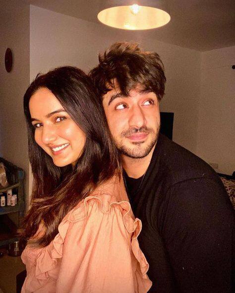 ਜੈਸਮੀਨ ਭਸੀਨ ਅਤੇ ਉਸ ਦਾ ਬੁਆਏਫ੍ਰੈਂਡ ਐਲੀ ਗੋਨੀ ਪਿਛਲੇ ਕੁਝ ਸਾਲਾਂ ਤੋਂ ਇਕ-ਦੂਜੇ ਨੂੰ ਡੇਟ ਕਰ ਰਹੇ ਹਨ। ਦੱਸ ਦੇਈਏ ਕਿ ਜੈਸਮੀਨ ਅਤੇ ਅਲੀ ਪਹਿਲੀ ਵਾਰ ਮੁੰਬਈ ਏਅਰਪੋਰਟ 'ਤੇ ਮਿਲੇ ਸਨ, ਜਦੋਂ ਉਹ 'ਖਤਰੋਂ ਕੇ ਖਿਲਾੜੀ' ਦੀ ਟੀਮ ਨਾਲ ਅਰਜਨਟੀਨਾ ਲਈ ਰਵਾਨਾ ਹੋ ਰਹੇ ਸਨ।