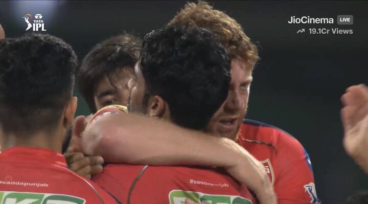 पंजाब किंग्सने लक्ष्याचा पाठलाग करण्यासाठी उतरले आणि 262 धावांचे ऐतिहासिक लक्ष्य 18.4 षटकात 2 गडी राखून पार करून विजयाची नोंद केली. पंजाबकडून सलामी देणाऱ्या जॉनी बेअरस्टोने 48 चेंडूंत 8 चौकार आणि 9 षटकारांच्या मदतीने 108 धावा केल्या. (Image Credit- IPL)