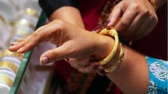 Gold Silver Price: সপ্তাহান্তে সোনা কিনতে কত খরচ হবে ? কতটা হেরফের হল সোনার দামে ?