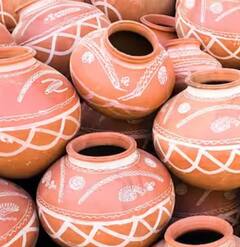 Home Tips: ਘੜੇ 'ਚ ਪਾਣੀ ਰੱਖਣ ਕਾਰਨ ਜਮ੍ਹਾ ਹੋ ਗਈ ਕਾਈ, ਇੰਝ ਕਰੋ ਆਸਾਨ ਢੰਗ ਦੇ ਨਾਲ ਸਫਾਈ