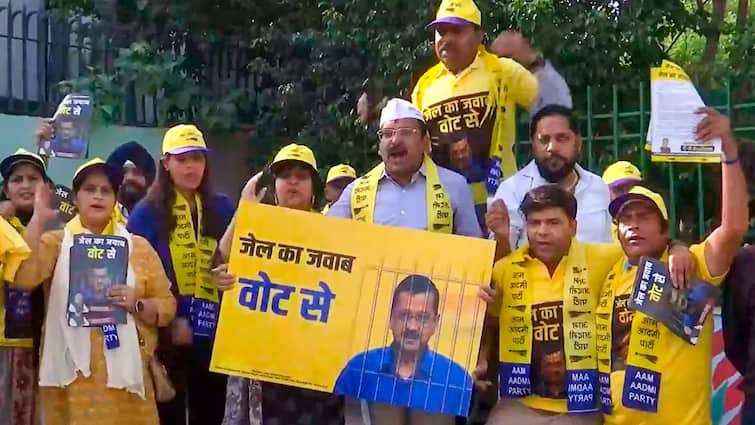 Ahead Of Sunita Kejriwal’s East Delhi Roadshow, AAP Cadres Stage ‘Jail ka Jawab Vote Se’ Protes