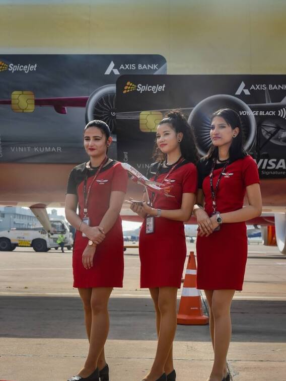 एयर होस्टेस की सैलरी कितनी होती है