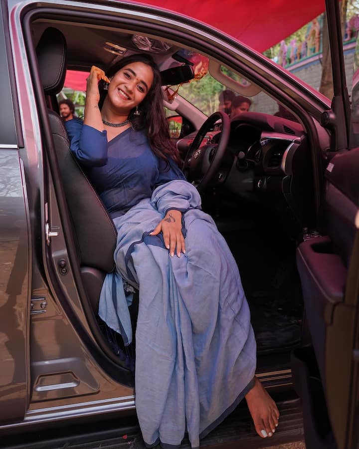 బ్లూ కలర్ కాటన్ శారీలో అందంగా ముస్తాబై.. ఫోటోలకు ఫోజులిచ్చింది. వీటిని పోస్ట్ చేస్తూ.. వేల ఆనందాలు సంచుల్లో నింపుకుందాం✨❤️ #deepthisunaina అంటూ క్యాప్షన్ ఇచ్చింది.(Images Source : Instagram/Deepthi Sunaina)