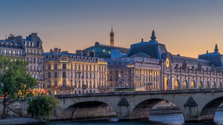 আবার রাজনৈতিক গুরুত্বের নিরিখেও কোনও শহরকে রাজধানী ঘোষণা করা যেতে পারে। আমেরিকার ক্ষেত্রে একথা প্রযোজন্য। আমেরিকার রাজধানী হিসেবে প্রথমে পেনসিলভ্যানিয়ার নাম প্রস্তাব করা করে কংগ্রেস। পিক্সাবে