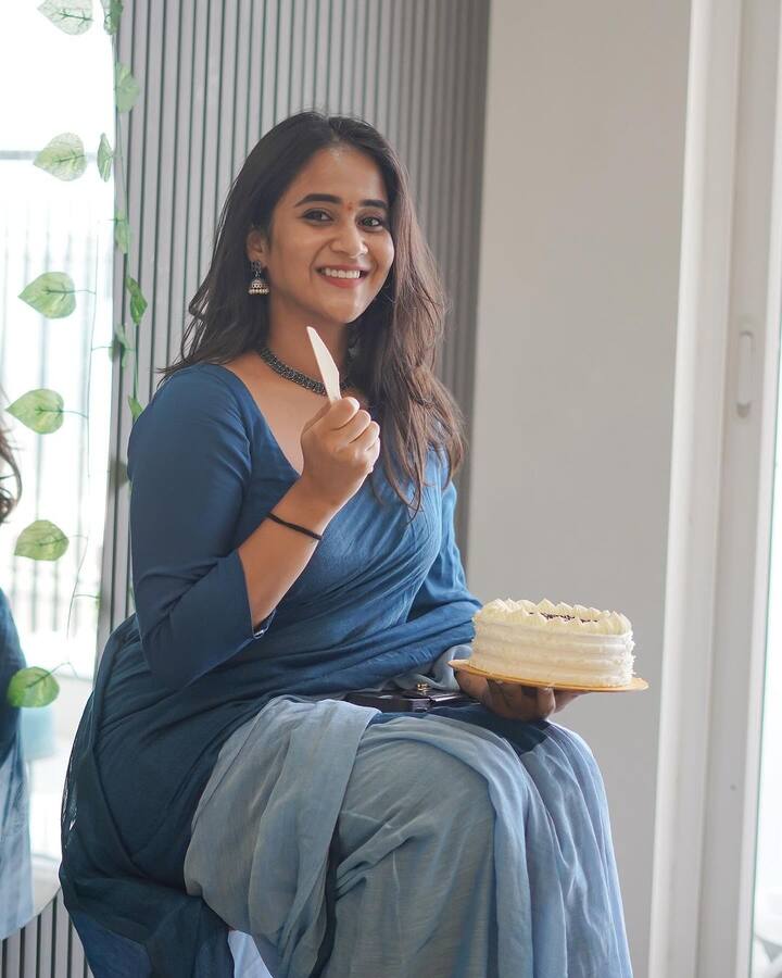 ప్రస్తుతం పలు సాంగ్స్ చేస్తూ.. బిజీగా ఉంటుంది. తన లైఫ్​స్టైల్, వర్క్​ అవుట్​ వీడియోలు, ఫోటోలతో అభిమానులను అలరిస్తుంది. (Images Source : Instagram/Deepthi Sunaina)
