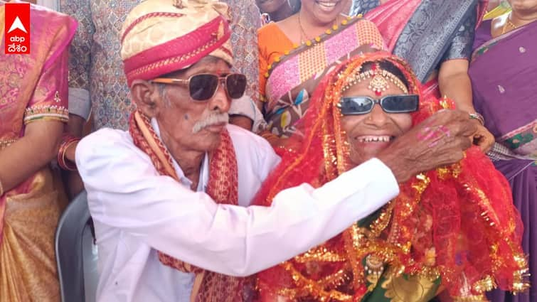 Warangal Elderly couple marries in Mahabubabad District trending on social media Elderly Couple Marriage: ఆయనకు 80, ఆమెకు 75 - దశాబ్దాల తరువాత వివాహం చేసుకున్న వృద్ధ దంపతులు