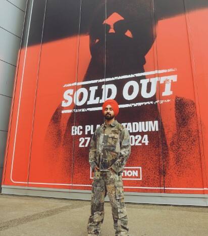 ਦੱਸ ਦਈਏ ਕਿ ਦਿਲਜੀਤ ਦਾ ਸ਼ੋਅ ਕੈਨੇਡਾ ਦੇ ਟਾਈਮ ਮੁਤਾਬਕ 27 ਅਪ੍ਰੈਲ ਨੂੰ ਸ਼ਾਮ ਸਾਢੇ 6 ਵਜੇ ਸ਼ੁਰੂ ਹੋਇਆ। ਇਸ ਸ਼ੋਅ ਦੀ ਟਿਕਟ 44 ਡਾਲਰ (2600 ਰੁਪਏ) ਤੋਂ ਸ਼ੁਰੂ ਹੋ ਕੇ 374 ਕੈਨੇਡੀਅਨ ਡਾਲਰ (22, 799.18 ਰੁਪਏ) ਸੀ। ਇਸ ਦੌਰਾਨ ਖਾਸ ਗੱਲ ਇਹ ਹੈ ਕਿ ਦਿਲਜੀਤ ਦਾ ਸ਼ੋਅ ਸੋਲਡ ਆਊਟ ਹੋਇਆ ਅਤੇ ਵਿਦੇਸ਼ੀਆਂ ਦੇ ਨਾਲ-ਨਾਲ ਪੰਜਾਬੀ ਵੀ ਇਸ ਸ਼ੋਅ ਦਾ ਹਿੱਸਾ ਬਣੇ।