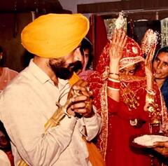 Surjit Bindrakhia: ਮਰਹੂਮ ਗਾਇਕ ਸੁਰਜੀਤ ਬਿੰਦਰੱਖੀਆ ਦੀਆਂ ਵਿਆਹ ਦੀਆਂ ਤਸਵੀਰਾਂ ਵਾਇਰਲ, ਜਾਣੋ ਕਿੱਥੇ ਹੋਈ ਸੀ ਪਤਨੀ ਨਾਲ ਪਹਿਲੀ ਮੁਲਾਕਾਤ