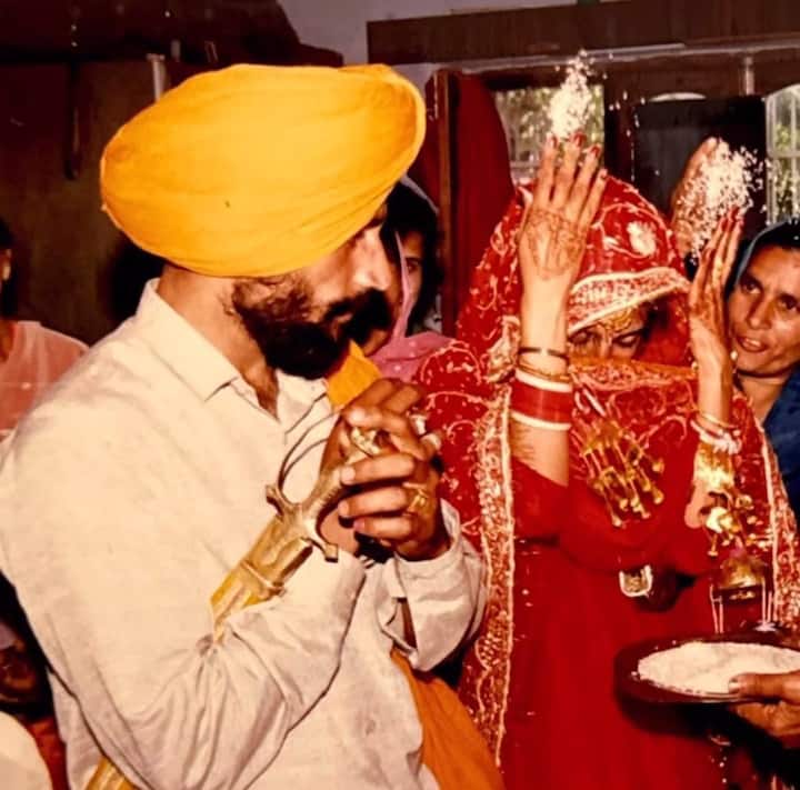 ਮਰਹੂਮ ਗਾਇਕ ਸੁਰਜੀਤ ਬਿੰਦਰੱਖੀਆ ਨੂੰ ਕੋਈ ਨਹੀਂ ਭੁਲਾ ਸਕਿਆ ਹੈ। ਇਸ ਦਾ ਸਬੂਤ ਹੈ ਸੋਸ਼ਲ ਮੀਡੀਆ ਵਾਇਰਲ ਹੋ ਰਹੀਆਂ ਮਰਹੂਮ ਗਾਇਕ ਦੀਆਂ ਤਸਵੀਰਾਂ।