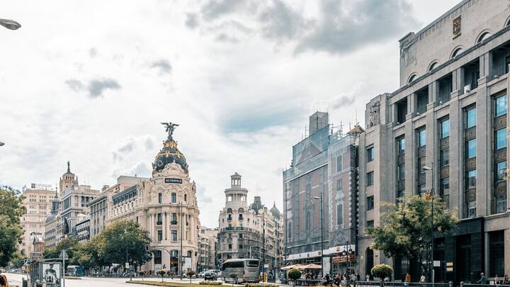 স্পেনের রাজধানী মাদ্রিদ এক্ষেত্রে আদর্শ উদাহরণ। দেশের একেবারে মাঝখানে অবস্থিত শহরটি। ১৯৯১ সালে আবুজা নাইজিরিয়ার রাজধানী ঘোষিত হয়, যা কি না দেশের মধ্যিখানে অবস্থিত। ঐক্য বজায় রাখার ক্ষেত্রেও এই মাঝামাঝি অবস্থানকে গুরুত্ব দেওয়া হয়। পিক্সাবে