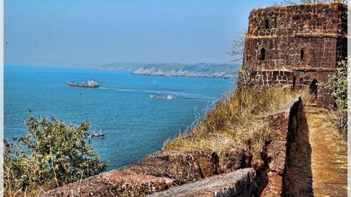 Travel : इतिहासप्रेमींनो.. महाराष्ट्रातील 'ही' ऐतिहासिक ठिकाणं पाहिलीत? समुद्र, हिरवळ आणि सुंदर दृश्य खुणावतायत..