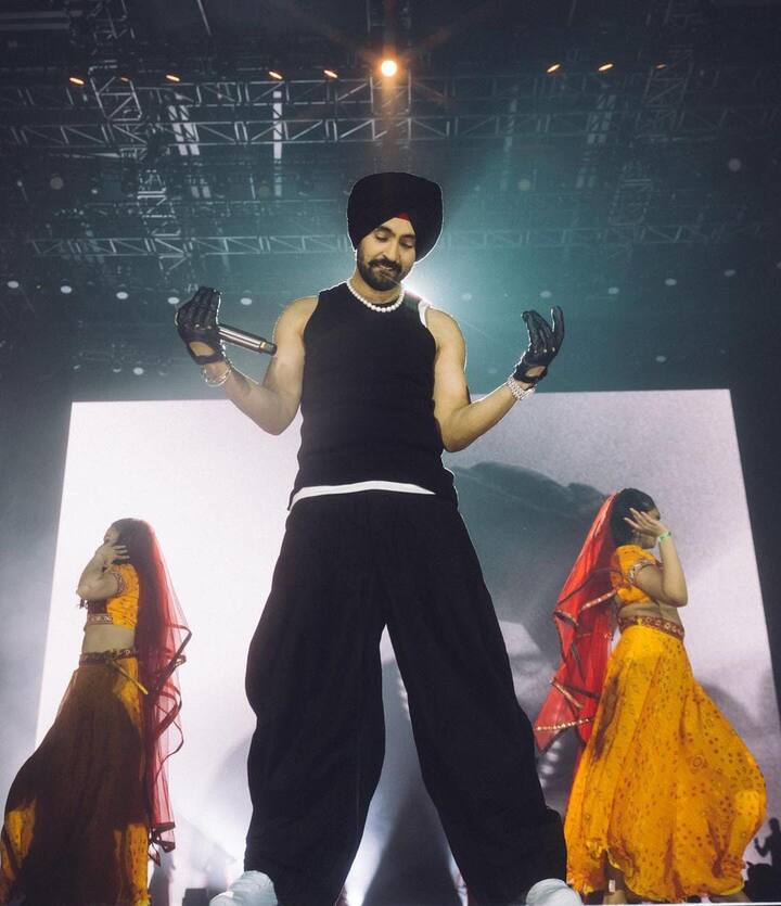 ਗਾਇਕ ਨੇ ਆਪਣੇ ਚੱਲ ਰਹੇ 'ਦਿਲ-ਲੁਮਿਨਾਤੀ' ਦੌਰੇ ਦੌਰਾਨ ਪ੍ਰਸ਼ੰਸਕਾਂ ਦਾ ਮਨੋਰੰਜਨ ਕੀਤਾ। ਦਿਲਜੀਤ ਨੇ ਹਾਊਸਫੁੱਲ ਸ਼ੋਅ ਦੀਆਂ ਤਸਵੀਰਾਂ ਅਤੇ ਵੀਡੀਓਜ਼ ਇੰਸਟਾਗ੍ਰਾਮ 'ਤੇ ਸ਼ੇਅਰ ਕੀਤੀਆਂ ਹਨ।