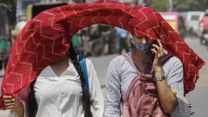 According to the Meteorological Department, the temperature in a few districts of Tamil Nadu will increase by 3 to 5 degrees Celsius above normal TN Weather Update: வெயிலின் உக்ரம்.. 13 மாவட்டங்களில் 100 டிகிரி கடந்து பதிவான வெப்பநிலை.. எங்கெல்லாம் வெப்ப அலை இருக்கும்?
