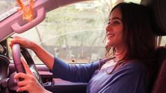 Deepthi Sunaina Latest Photos : కొత్తకారుకి పూజ చేయించిన దీప్తి సునయన.. చీరలో డ్రైవింగ్​ చేస్తూ ఫోటోలకు ఫోజులిచ్చిన బ్యూటీ