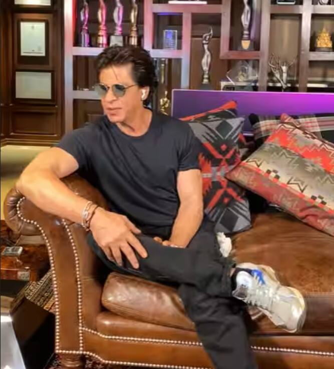 ਸ਼ਾਹਰੁਖ ਖਾਨ ਆਪਣੀ ਪਤਨੀ ਗੌਰੀ ਖਾਨ, ਬੇਟੀ ਸੁਹਾਨਾ ਖਾਨ ਅਤੇ ਦੋ ਬੇਟੇ ਆਰੀਅਨ ਅਤੇ ਅਬਰਾਮ ਨਾਲ 'ਮੰਨਤ' 'ਚ ਰਹਿੰਦੇ ਹਨ। ਟਾਈਮਜ਼ ਆਫ ਇੰਡੀਆ ਮੁਤਾਬਕ 'ਮੰਨਤ' ਨੂੰ ਸ਼ਾਹਰੁਖ ਖਾਨ ਨੇ ਸਾਲ 2001 'ਚ ਖਰੀਦਿਆ ਸੀ।