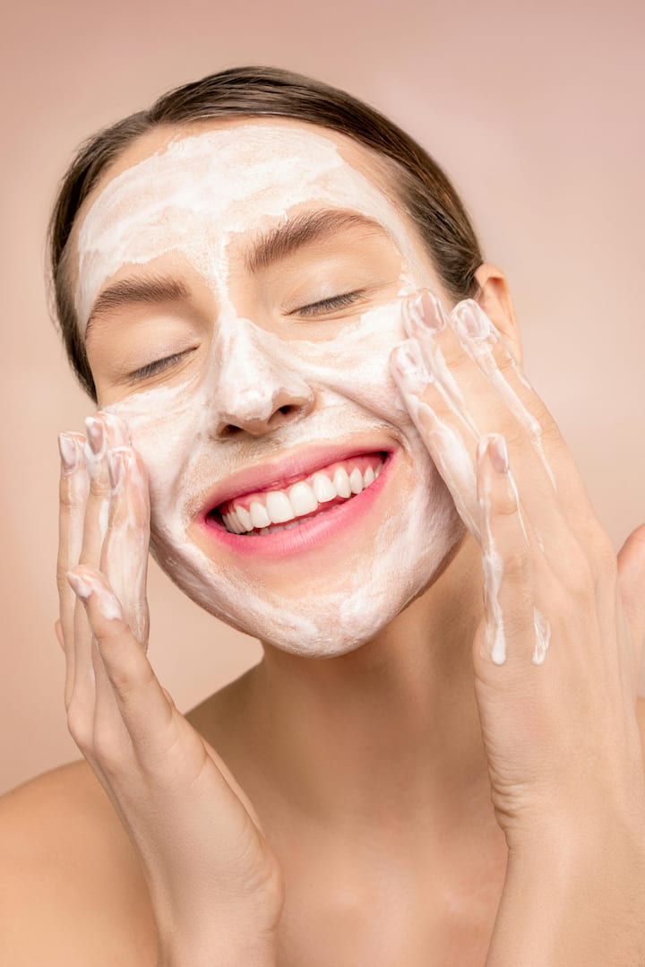 Both rice flour and tomato juice make the skin glow.  Make a paste by mixing both and keep it on the face for 10-15 minutes.  After this wash the face with water.  This will make the face look bright and glowing.  (Photo credit: pexels)