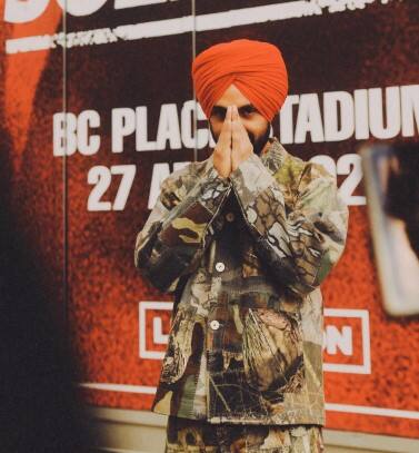 ਦਿਲਜੀਤ ਦੋਸਾਂਝ ਉਨ੍ਹਾਂ ਕਲਾਕਾਰਾਂ ਵਿੱਚੋਂ ਇੱਕ ਹਨ, ਜਿਨ੍ਹਾਂ ਦੀ ਪੰਜਾਬ ਦੇ ਨਾਲ-ਨਾਲ ਕੈਨੇਡਾ 'ਚ ਜ਼ਬਰਦਸਤ ਫੈਨ ਫਾਲੋਇੰਗ ਹੈ, ਇਸ ਦੀ ਇੱਕ ਵਜ੍ਹਾ ਇਹ ਵੀ ਹੈ ਕਿ ਉੱਥੇ ਜ਼ਿਆਦਾ ਗਿਣਤੀ 'ਚ ਪੰਜਾਬੀਆਂ ਦਾ ਬਸੇਰਾ ਹੈ।