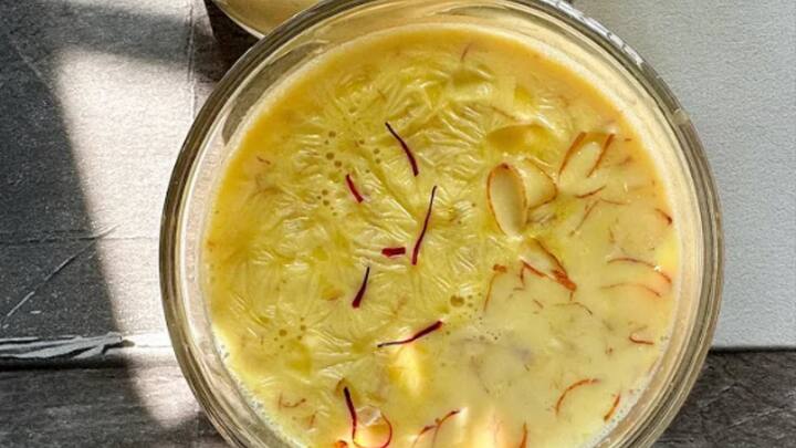 ஒரு கைப்பிடி பாதாம் பருப்பை ஒன்றிலிருந்து இரண்டு மணி நேரம் ஊற வைத்து அதன் தோல் நீக்கி மிக்ஸி ஜாரில் சேர்த்து நன்கு அரைத்துக் கொள்ளவும். 