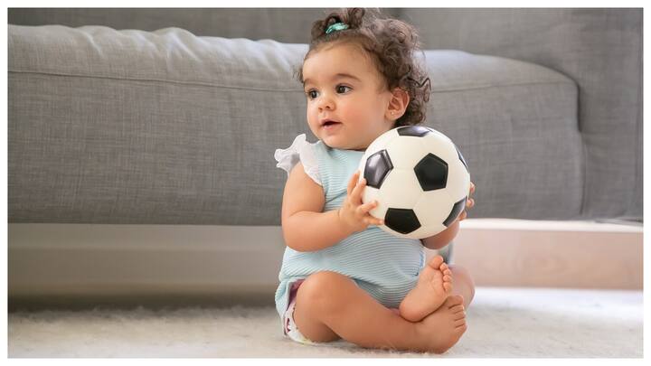 गाय का दूध और सोया मिल्क: ये दोनों छोटे बच्चों के पेट के लिए भारी होते हैं और उन्हें पचाने में मुश्किल होती है.