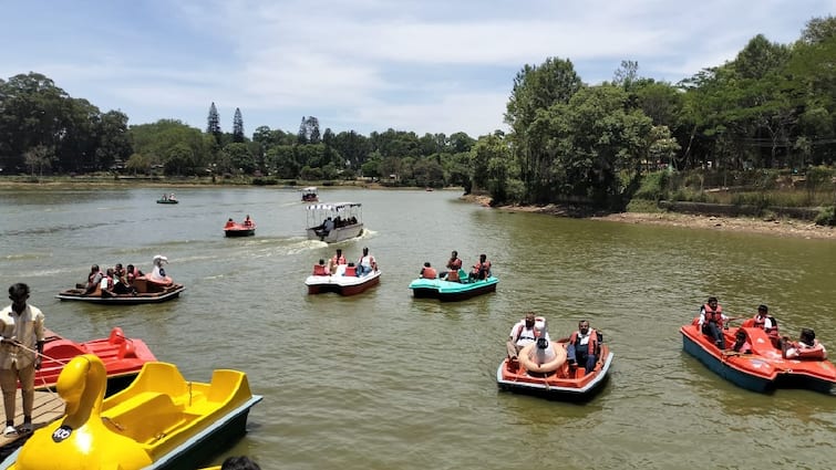 Summer vacation - tourists flock to Yercaud. கோடை விடுமுறை - குடும்பங்களுடன் ஏற்காட்டில் குவிந்த சுற்றுலா பயணிகள்