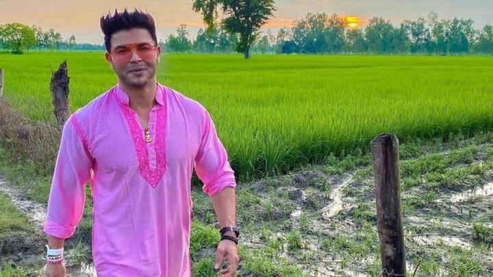 ২০০৩ সালে বিয়ে হয়েছিল এই বলিউড অভিনেতা ও ফিটনেস ট্রেনারের। তবে ২০০৫ সালে বিবাহ বিচ্ছেদ হয়ে যায় তাঁর। ৪৭ বছর বয়সি সাহিলের পাশাপাশি মহাদেব বেটিং অ্যাপ মামলায় আরও ৩১ জনের বিরুদ্ধে তদন্ত চলছে। সকলের ব্যাঙ্ক অ্যাকাউন্ট, মোবাইল ফোন, ল্যাপটপ এবং অন্যাব্য গ্যাজেটস খতিয়ে দেখছে পুলিশ। (ছবি: সোশ্যাল মিডিয়া)