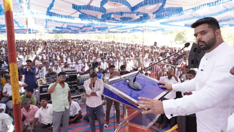 Karnataka Hassan Scandal: अश्लील वीडियो से जुड़ा पूर्व PM के पोते का नाम, JDS ने बनाई दूरी, जानें विवाद पर क्या बोले कुमारस्वामी