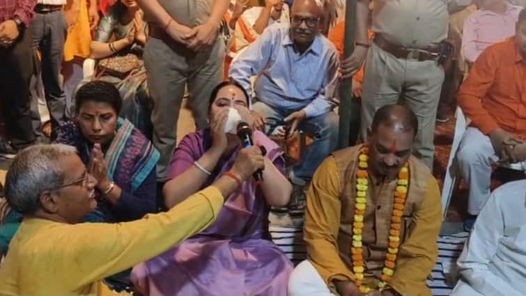 up lok sabha elections 2024 Prayagraj Phulpur BJP candidate Praveen Patel wife Goldi patel blowing conch shell goes viral Ann UP Lok Sabh Election 2024: बीजेपी प्रत्याशी प्रवीण पटेल की पत्नी का 'शंखनाद' बना चर्चा का विषय, वीडियो हो रहा है वायरल
