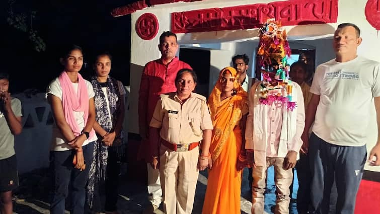 Bihar Nawada Love couple Got married in police station ann Nawad News: नवादा में हुई शानदार शादी, पुलिस वाले बने बाराती, SI ने कपड़े देकर किया दुल्हन को विदा