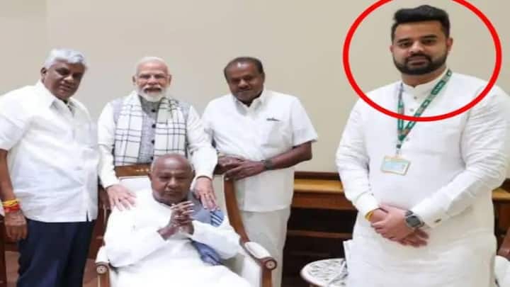 அந்தரங்க வீடியோவில் பெண் அரசு அதிகாரிகள்.. வசமாக சிக்கிய முன்னாள் பிரதமரின் பேரன்.. நடந்தது என்ன? Prajwal Revanna obscene video scandal case Karnataka CM Siddaramaiah forms special investigation team அந்தரங்க வீடியோவில் பெண் அரசு அதிகாரிகள்.. வசமாக சிக்கிய முன்னாள் பிரதமரின் பேரன்.. நடந்தது என்ன?