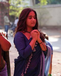 Deepthi Sunaina Latest Photos : కొత్తకారుకి పూజ చేయించిన దీప్తి సునయన.. చీరలో డ్రైవింగ్​ చేస్తూ ఫోటోలకు ఫోజులిచ్చిన బ్యూటీ