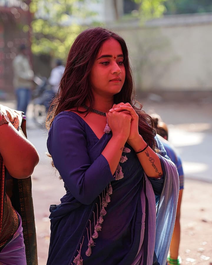 దీప్తి సునయన తన ఫోటోషూట్లతో అభిమానులకు కనులవిందు చేస్తూ ఉంటుంది. తాజాగా కూడా క్యాండిడ్ ఫోటోలను ఇన్స్టాలో షేర్ చేసుకుంది.(Images Source : Instagram/Deepthi Sunaina)