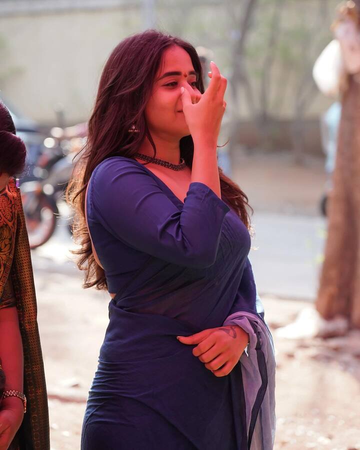 ఇటీవలె దీప్తి కొత్త కారు కొన్నది. దానికి పూజ చేయించేందుకు వెళ్లిన దీప్తి.. చీరలో అందంగా ముస్తాబైంది.(Images Source : Instagram/Deepthi Sunaina)