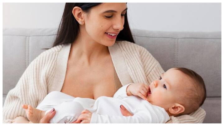 शिशु का हेल्थ बेहतर होता है: यह उनके दिल की धड़कन और सांस लेने की गति को सामान्य बनाए रखता है.